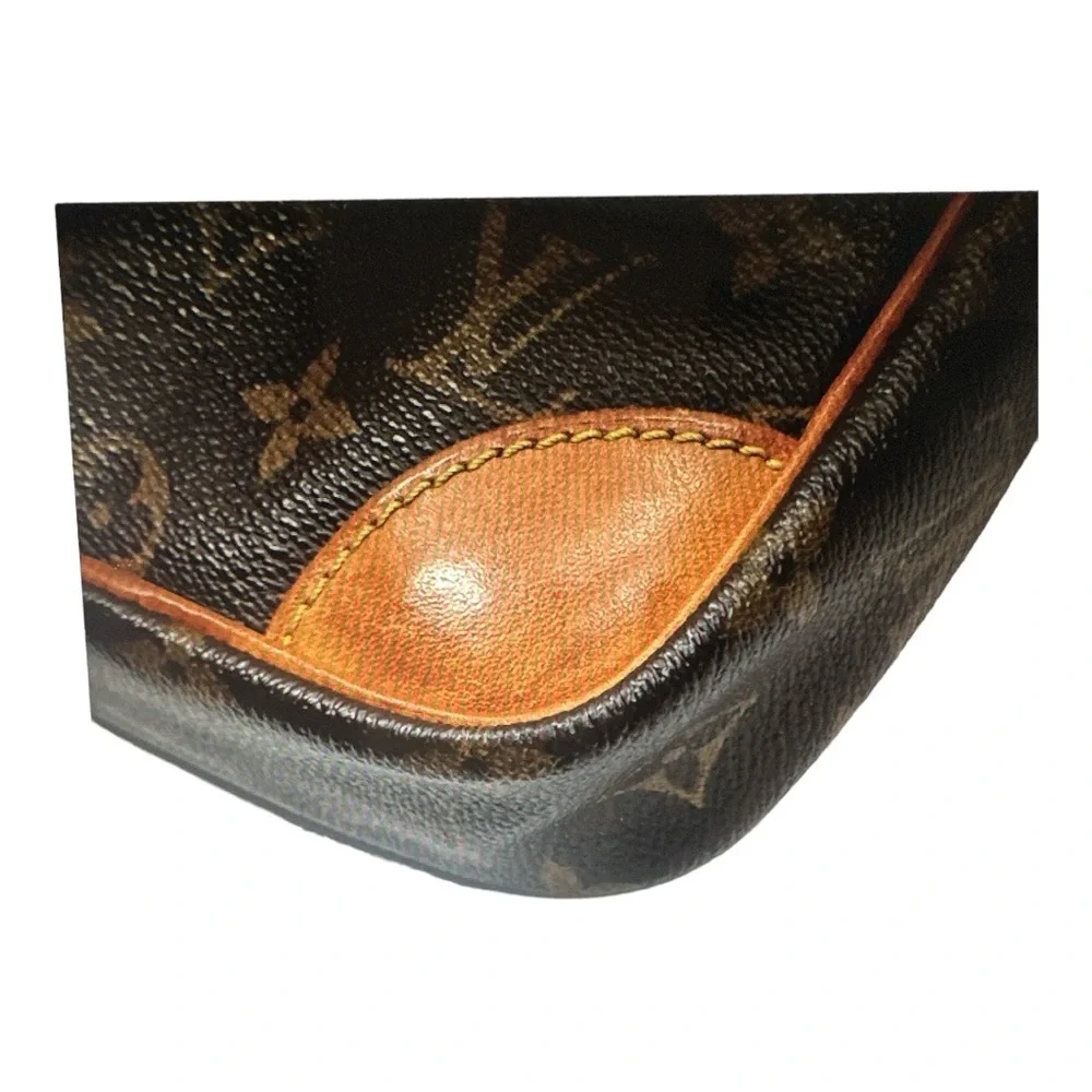 Louis Vuitton Vintage Danube Monogram Shoulder or Crossbody Bag Unisex - Picture 9 of 15